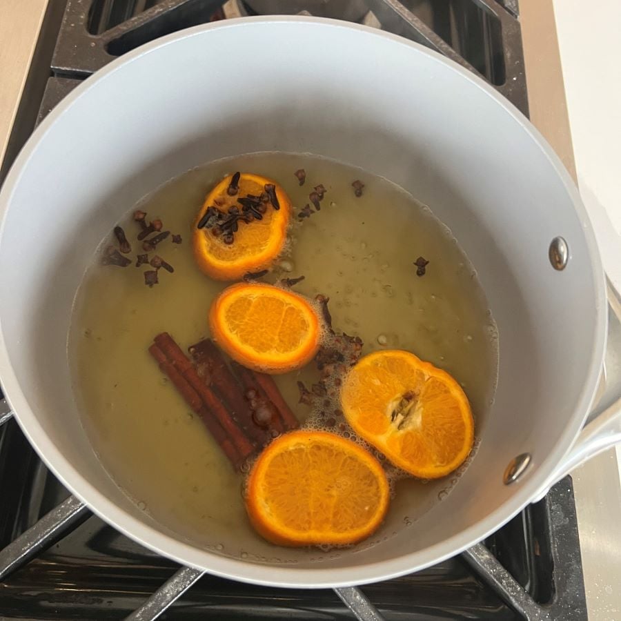 Oranges in pot.